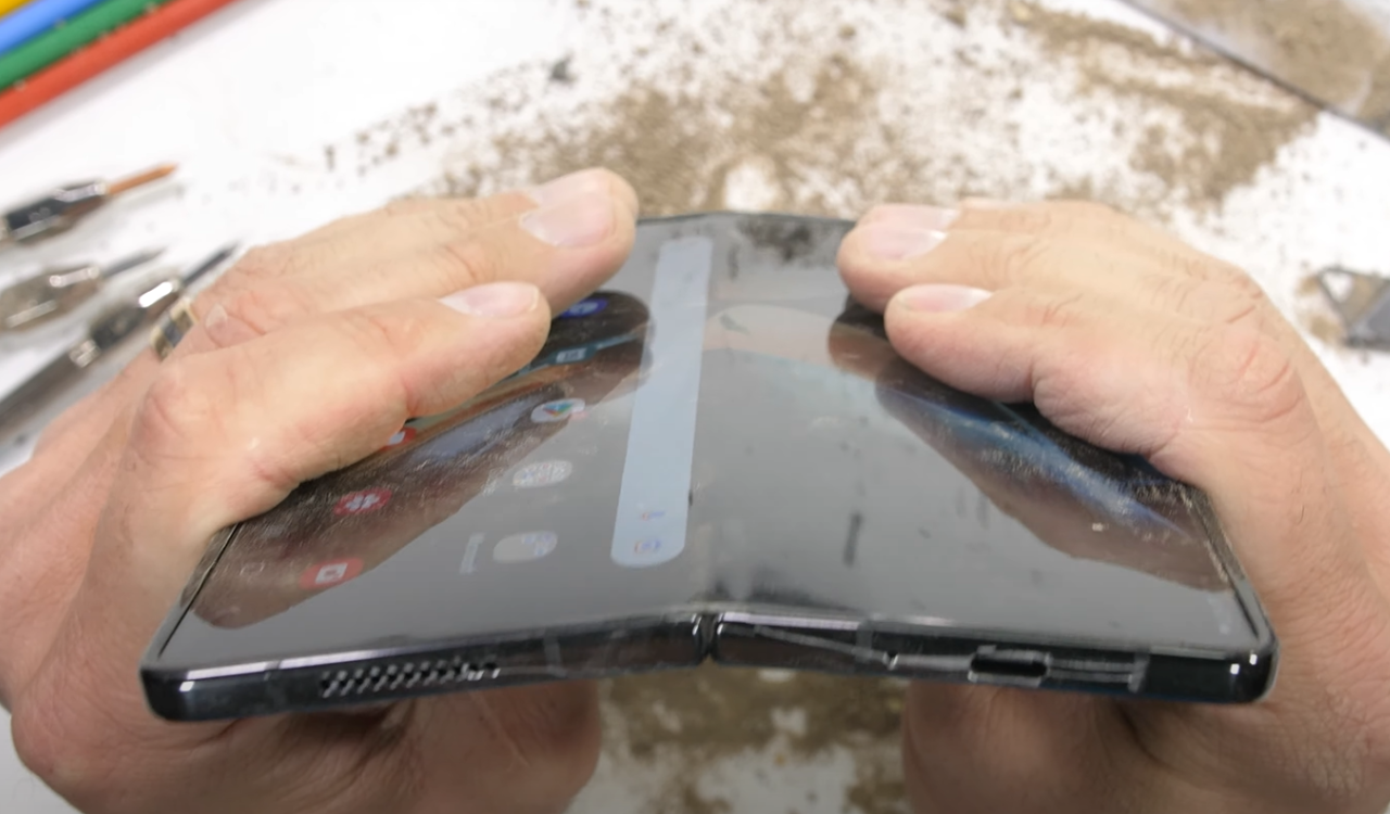 Galaxy Z Fold 4 durability test video (1)