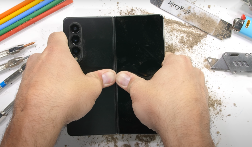 Galaxy Z Fold 4 durability test video
