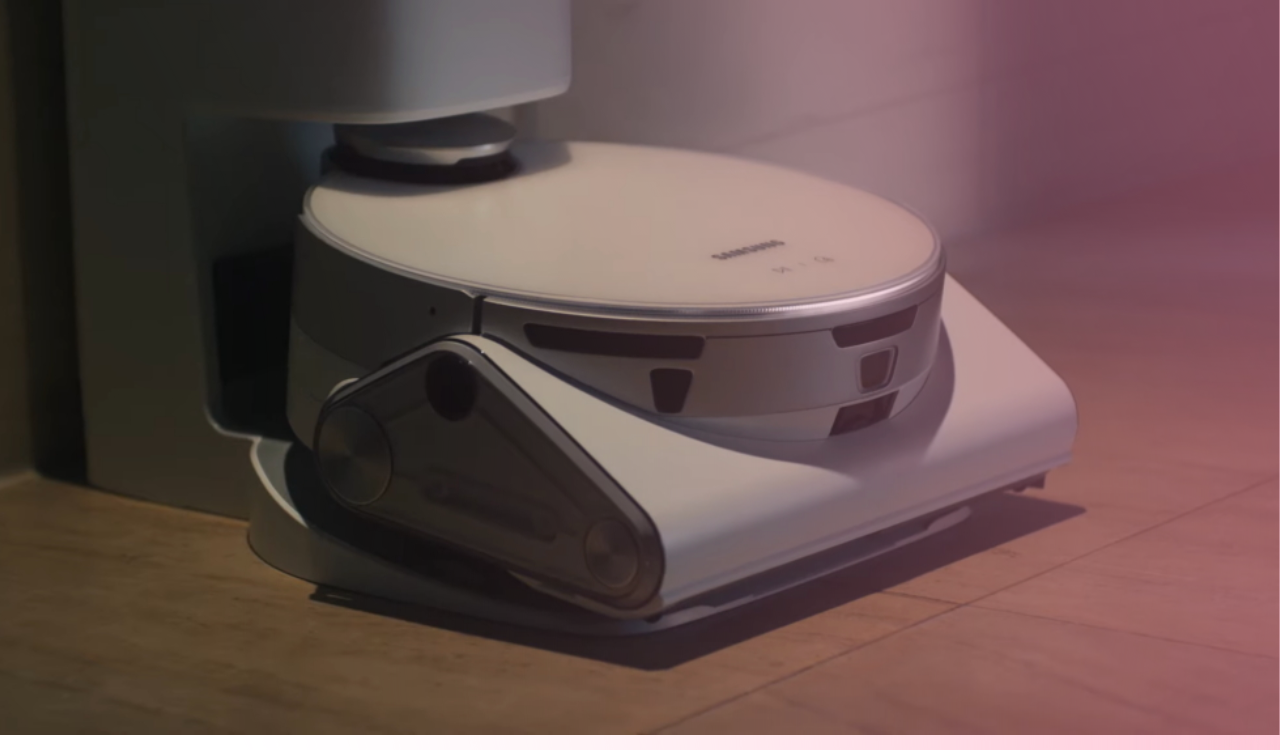 Jet Bot™ AI+ Robot Vacuum takes care of your pet when you're not at home (2)