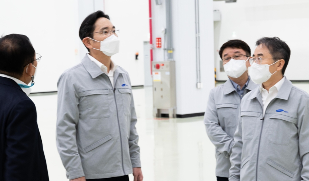 Samsung chief visits smart factory in Busan