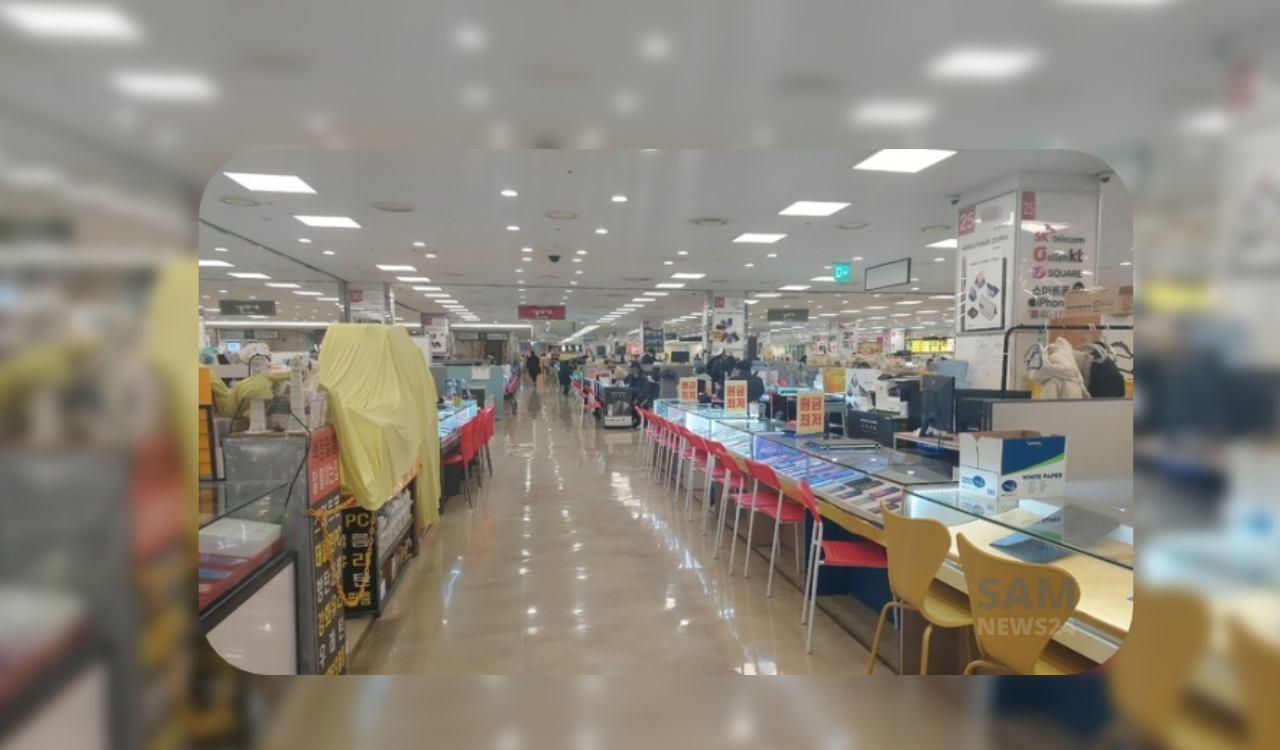 Shopping center in Shindorim, Technomark, Yeongdeungpo-gu, Seould Galaxy S23
