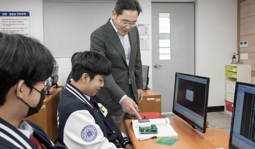 Lee Jae-yong visits Gumi Electronics Technical High School