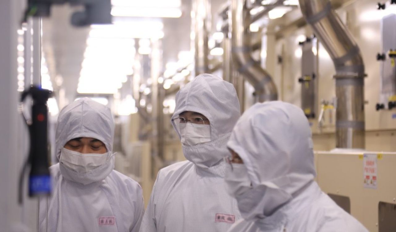 Samsung Chairman visits Electro-Mechanics plant