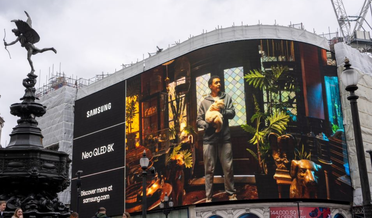 Samsung unveiled a large outdoor advertisement in Piccadilly Circus (1)