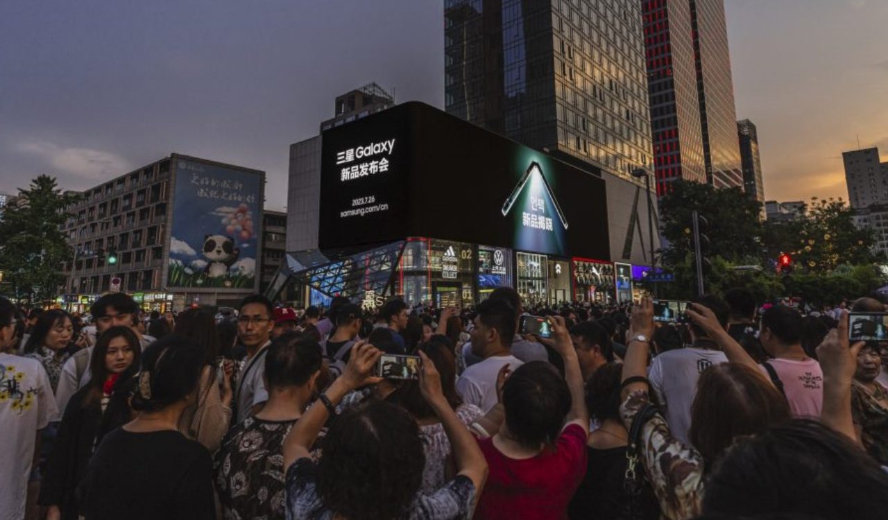 Samsung started outdoor advertising for July 2023 Unpacked Event