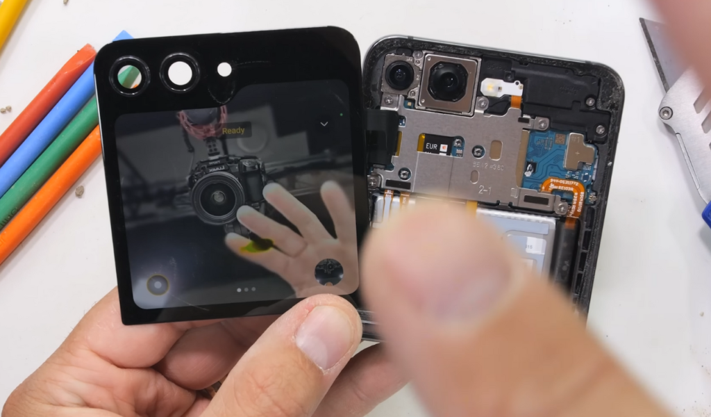 Watch the Samsung Z Flip 5 teardown video