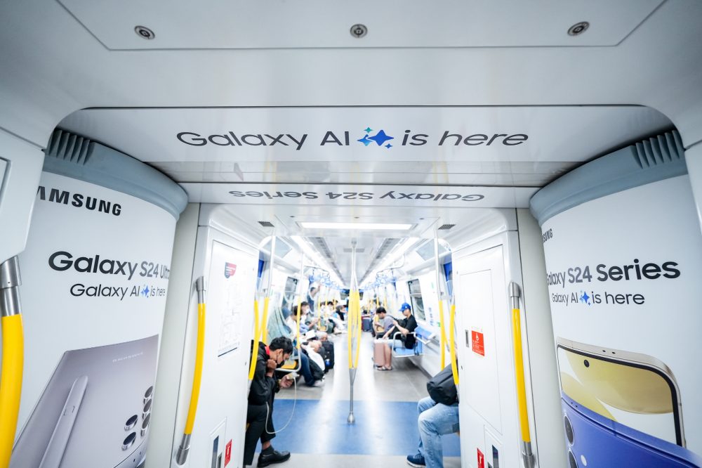 Samsung Galaxy Station in Malaysian subway image 2