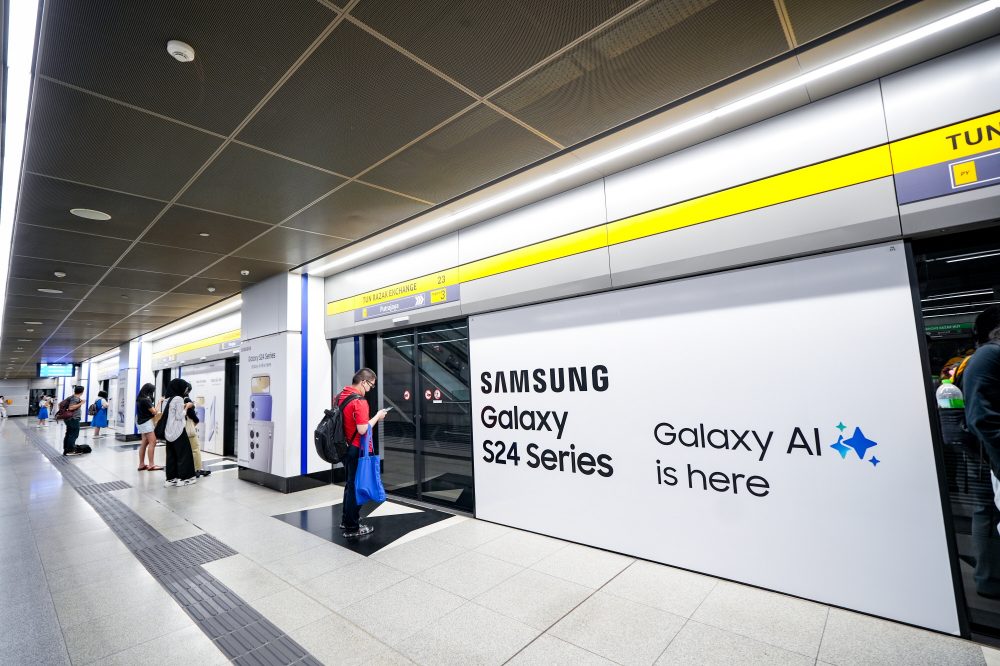 Samsung Galaxy Station in Malaysian subway image 3